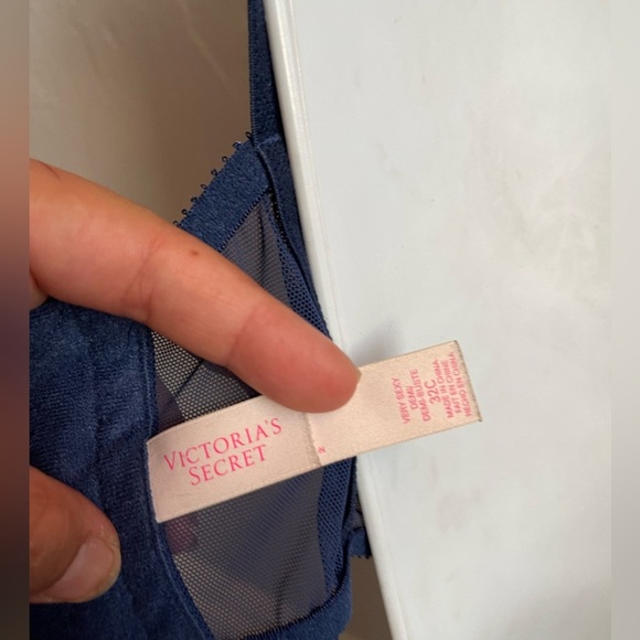 Victoria’s Secret navy blue laced bra 32C - Picture 5 of 7